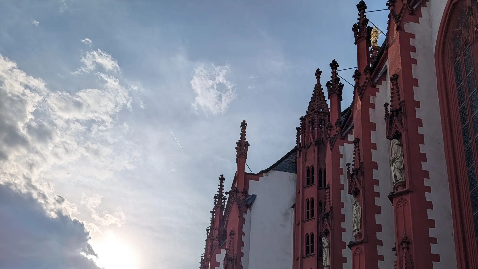 Die rote Sandsteinfassade der Marienkapelle am Würzburger Marktplatz