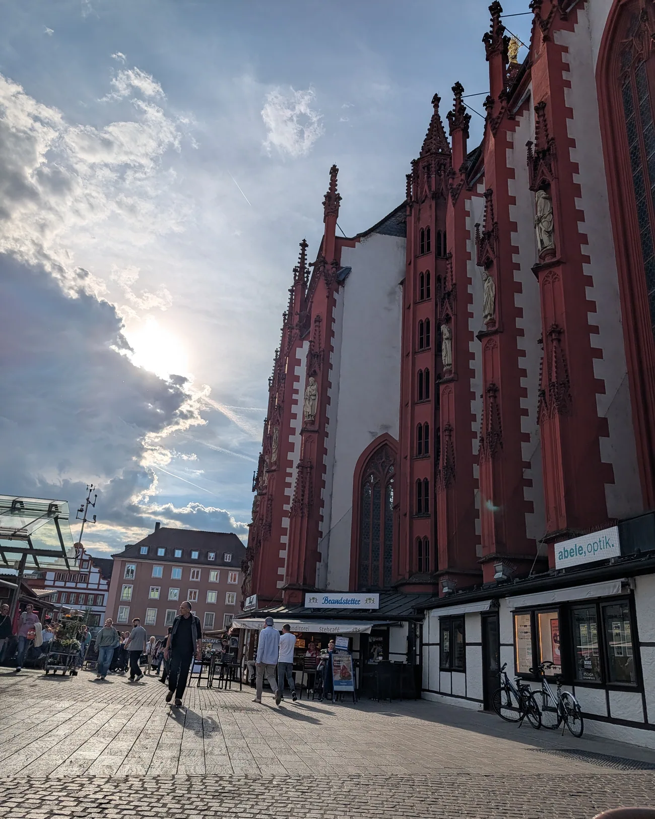 Die rote Sandsteinfassade der Marienkapelle am Würzburger Marktplatz