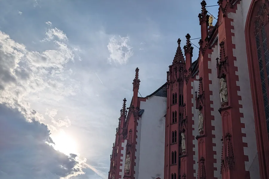Die rote Sandsteinfassade der Marienkapelle am Würzburger Marktplatz