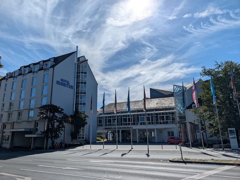 Hotel Maritim und Congress Centrum Würzburg von der Pleichertorstraße, davor die Fahnenmasten
