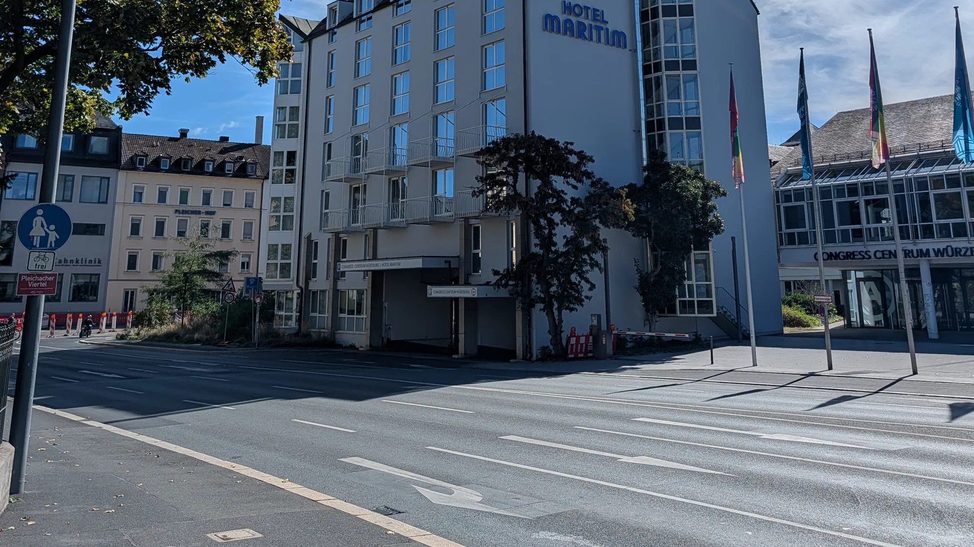 Das Hotel Maritim in Würzburg von der Pleichertorstraße aus, rechts daneben das Congress Centrum