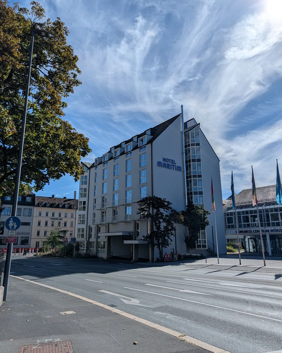 Das Hotel Maritim in Würzburg von der Pleichertorstraße aus, rechts daneben das Congress Centrum