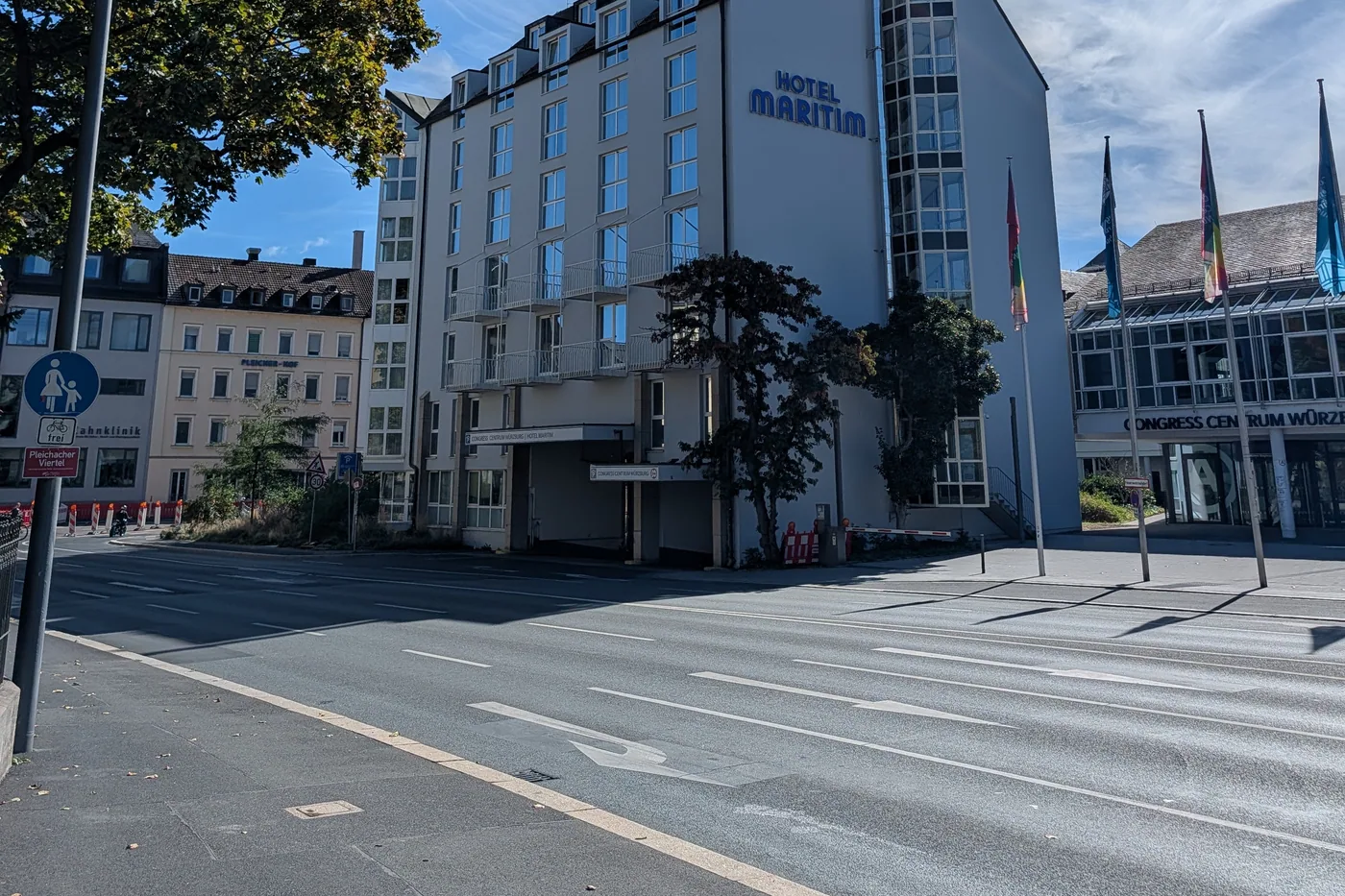 Das Hotel Maritim in Würzburg von der Pleichertorstraße aus, rechts daneben das Congress Centrum