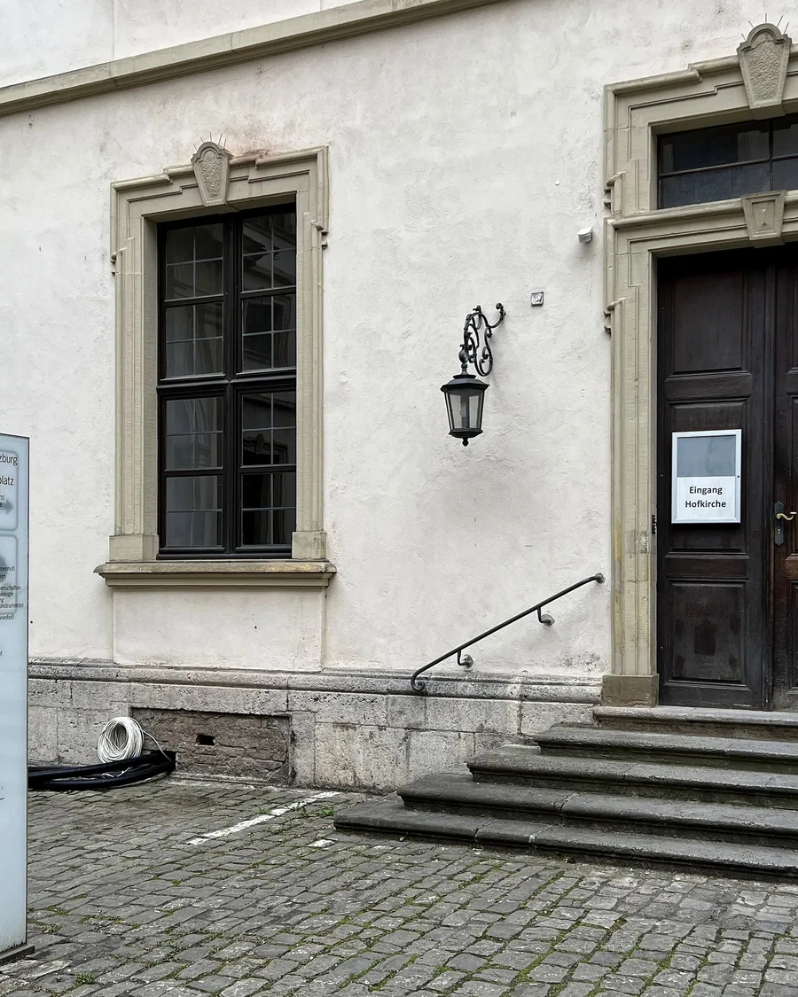 Eingang zum Martin-von-Wagner-Museum im Südflügel der Residenz