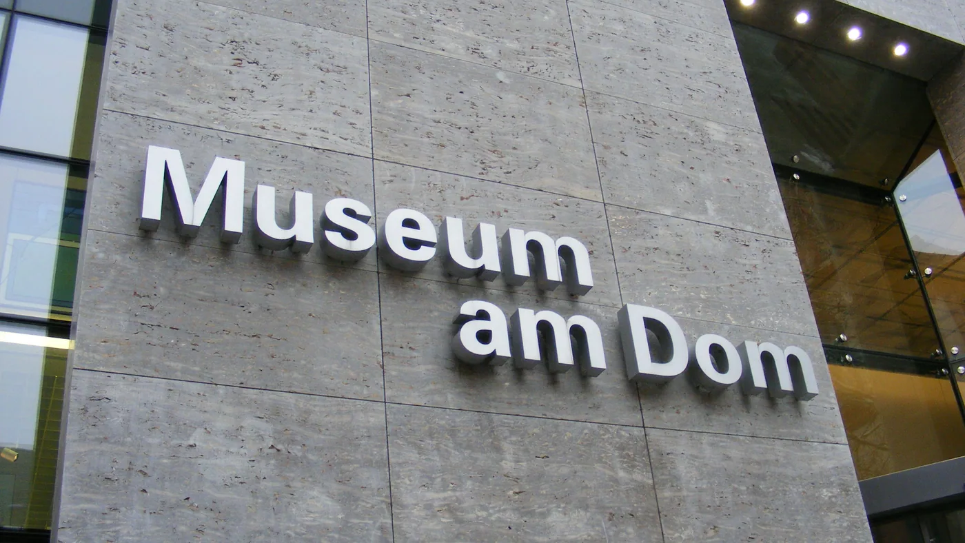 Der Schriftzug Museum am Dom an der Fassade des Gebäudes