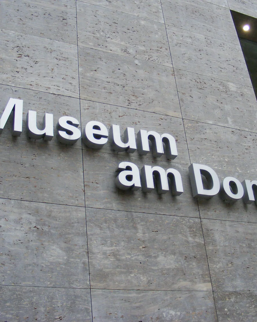 Der Schriftzug Museum am Dom an der Fassade des Gebäudes