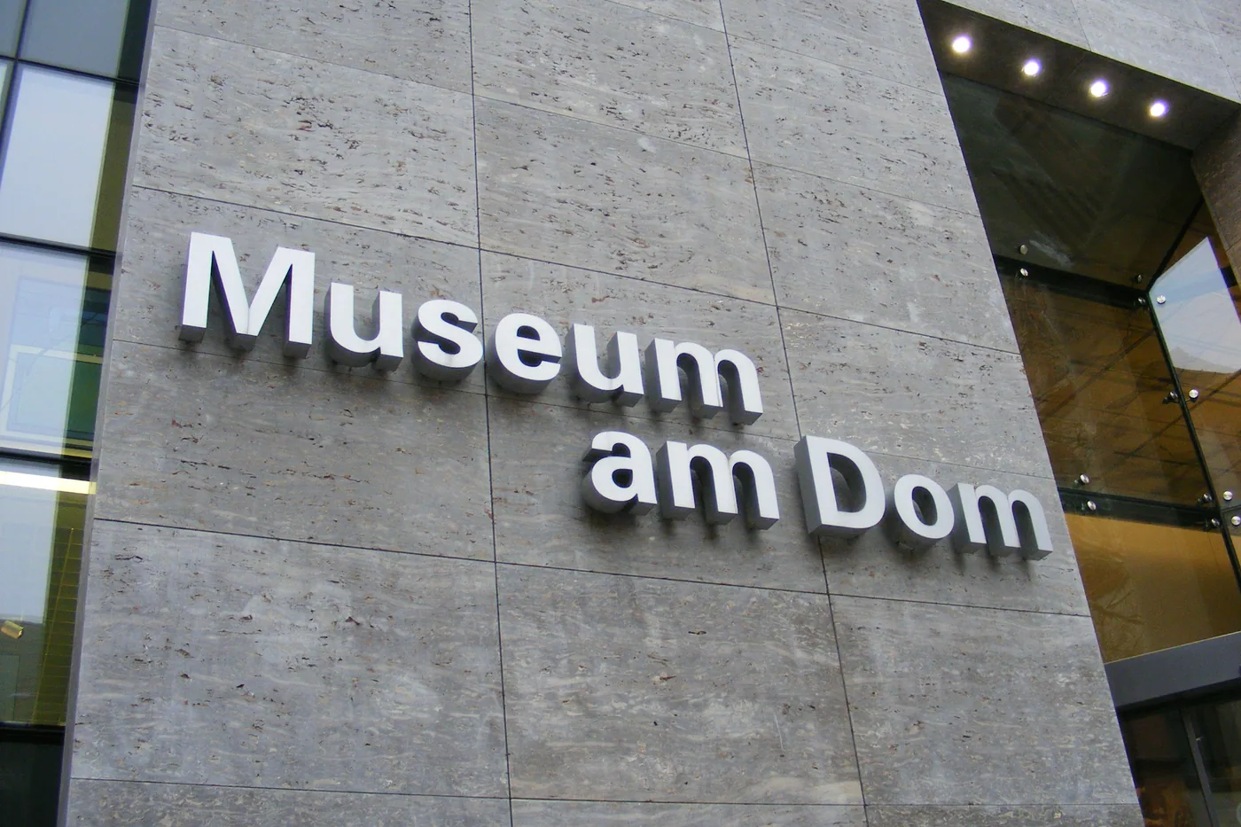 Der Schriftzug Museum am Dom an der Fassade des Gebäudes