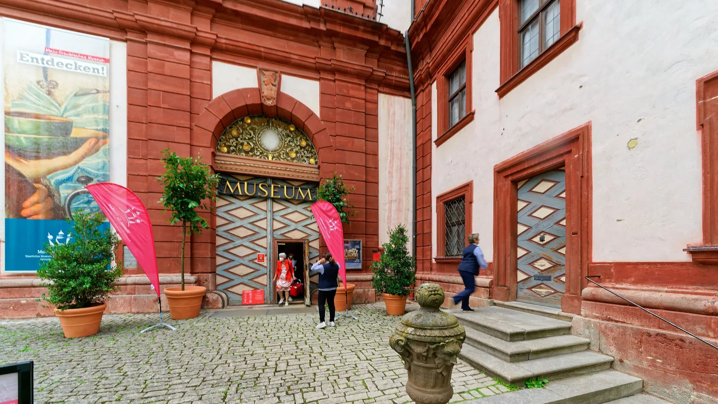 Eingang zum Museum für Franken im roten Zeughaus der Festung Marienberg