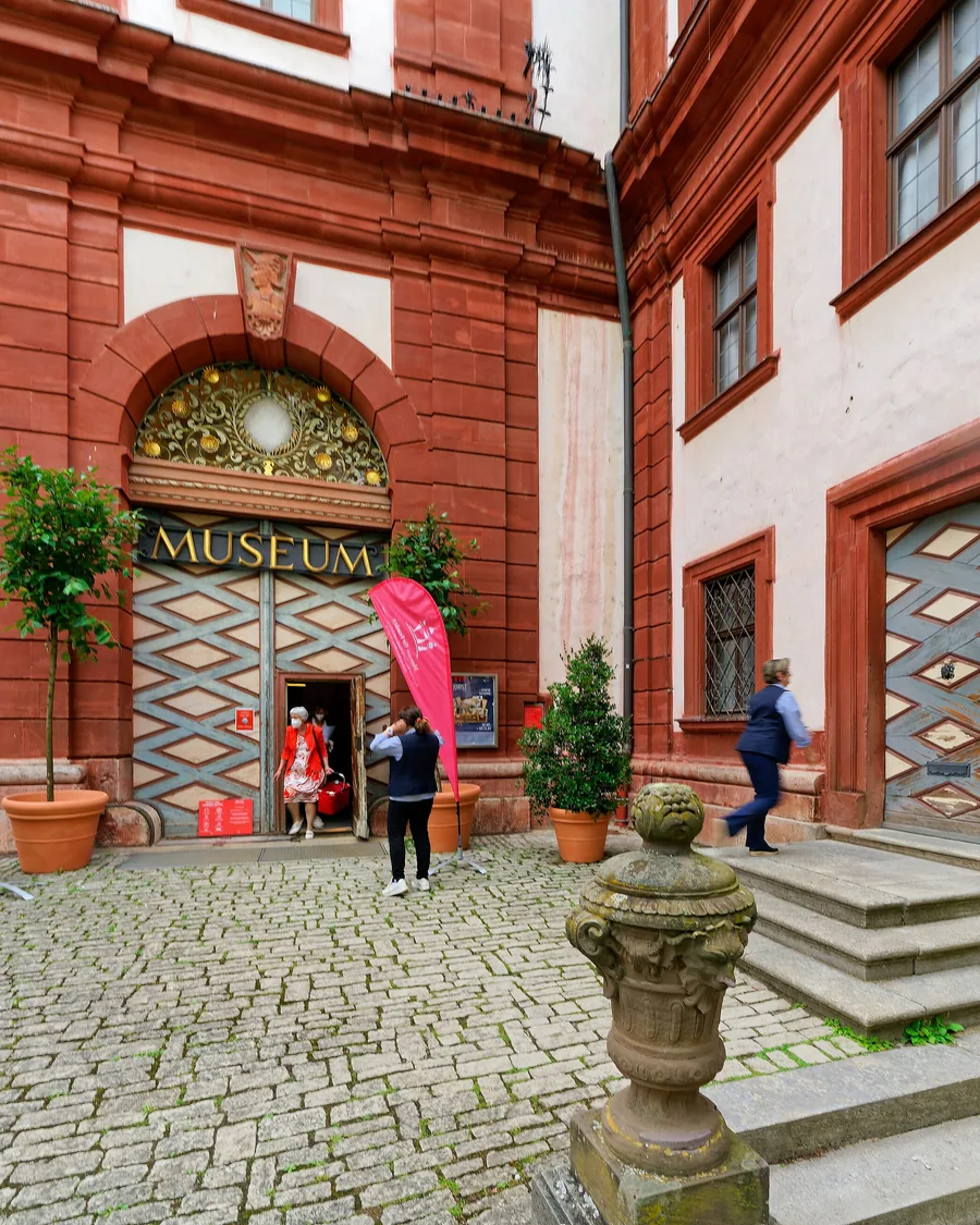 Eingang zum Museum für Franken im roten Zeughaus der Festung Marienberg