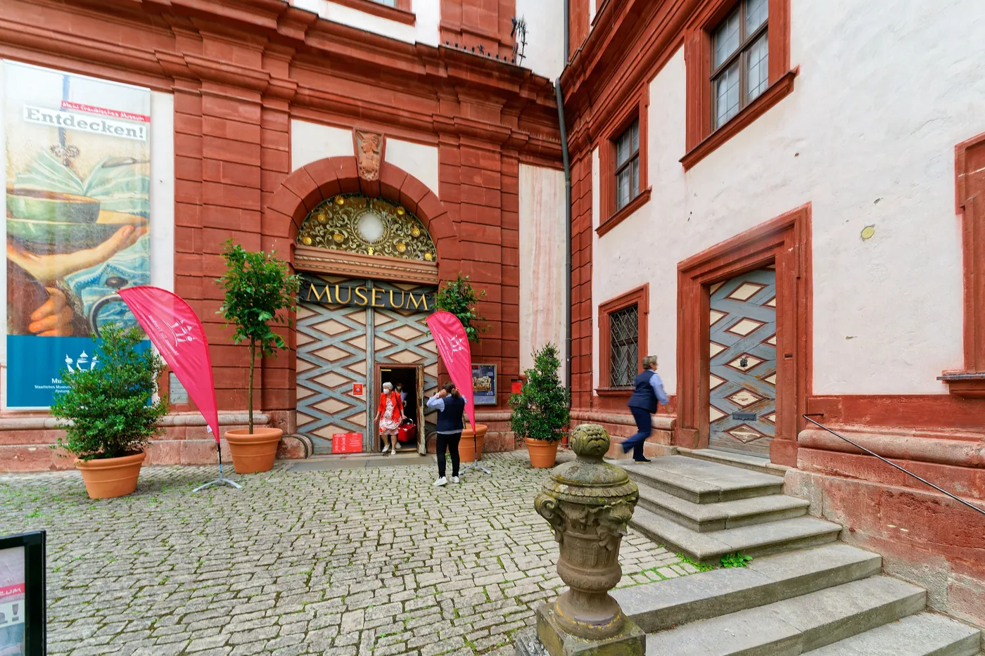Eingang zum Museum für Franken im roten Zeughaus der Festung Marienberg