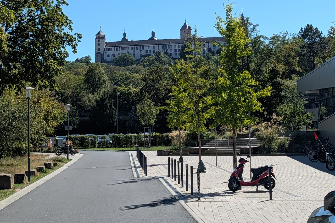 Der Vorplatz des Nautiland mit Blick hinauf zur Festung Marienberg