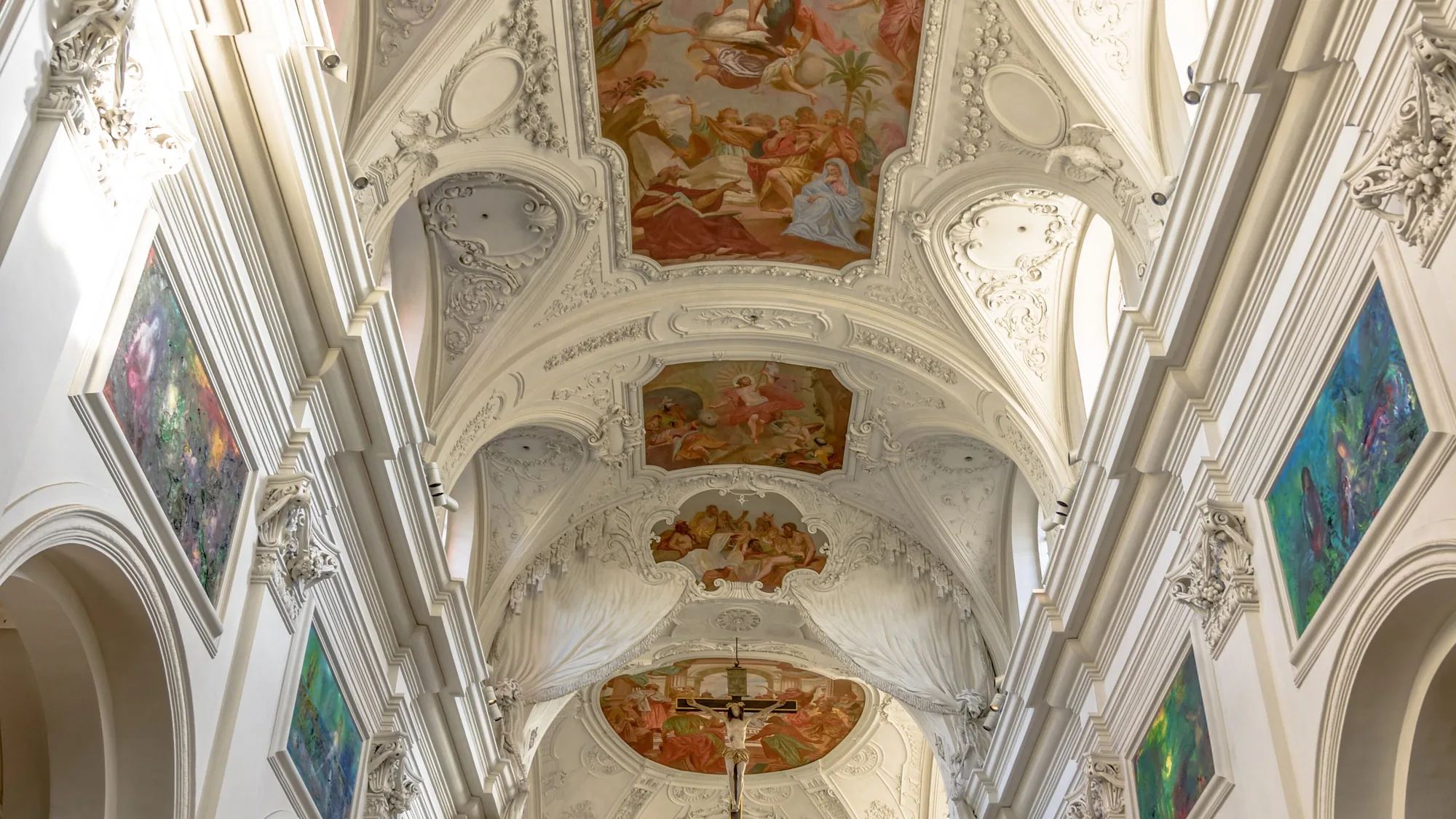 Das Neumünster in der Würzburger Altstadt, nahe dem Weihnachtsmarkt