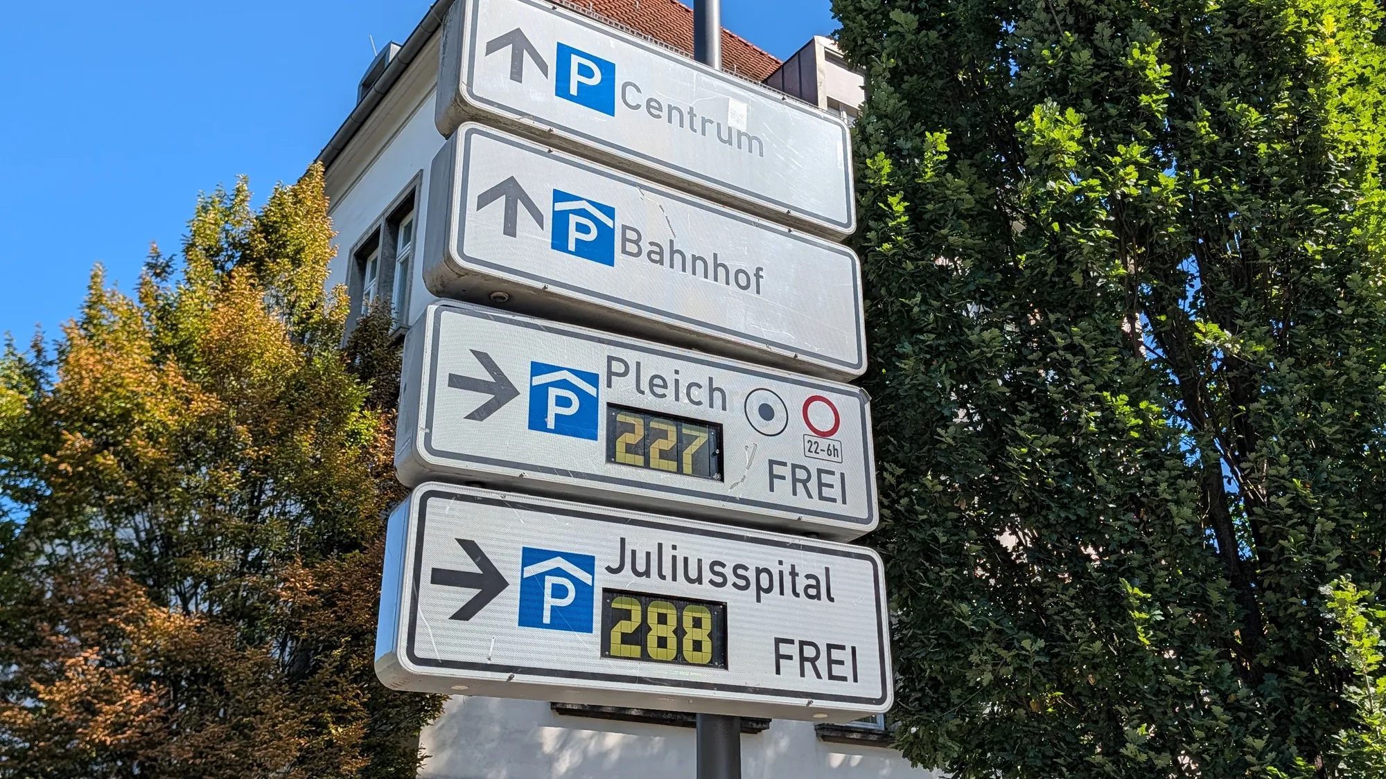 Das Parkleitsystem in Würzburg zeigt die freien Plätze an: Parkhaus Pleich 227 frei, Parkhaus Juliusspital 288 frei, darüber Pfeile zum Centrum und zum Bahnhof