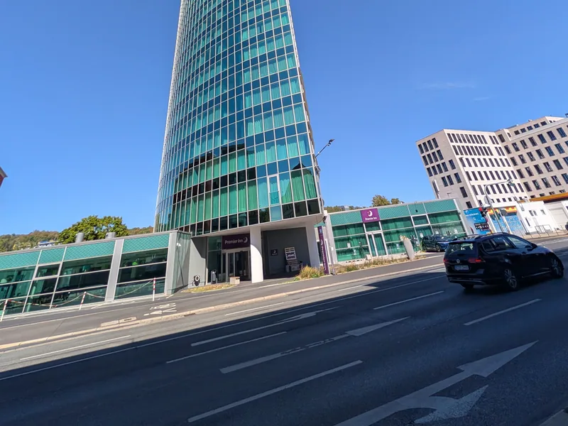 Der Eingang des Premier Inn unter dem Turm, davor die Straße mit dem Radweg
