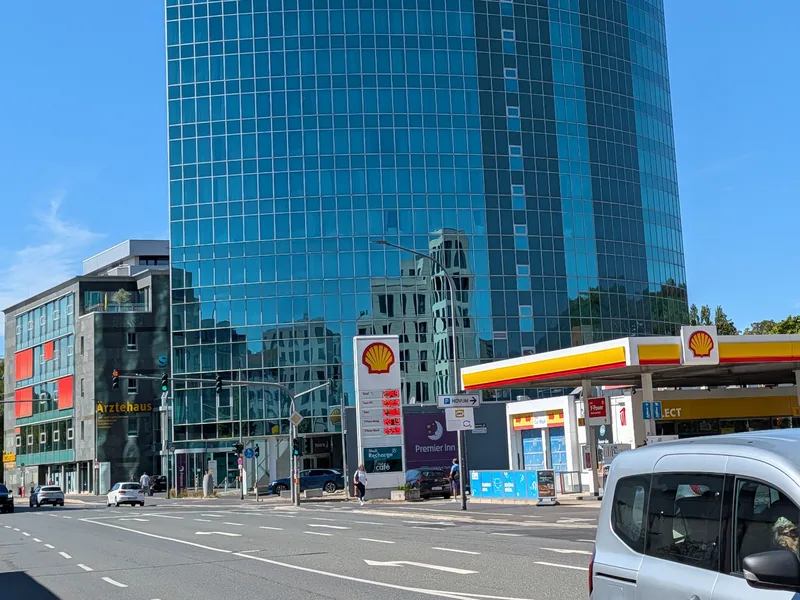 Das Premier Inn an der Kreuzung, rechts die Tankstelle, links das Ärztehaus