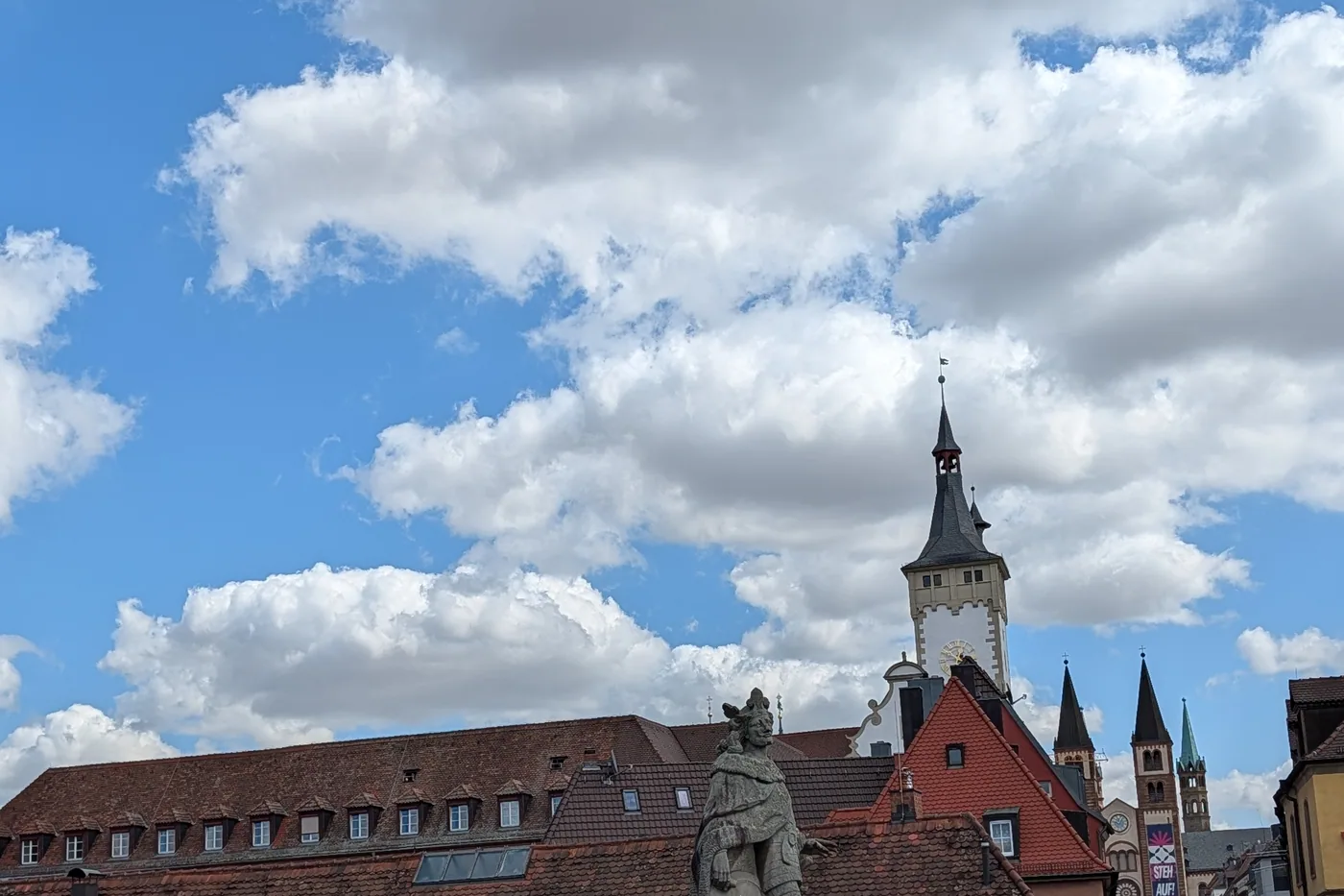 Der weiße Turm des Grafeneckart über den Dächern, von der Alten Mainbrücke aus