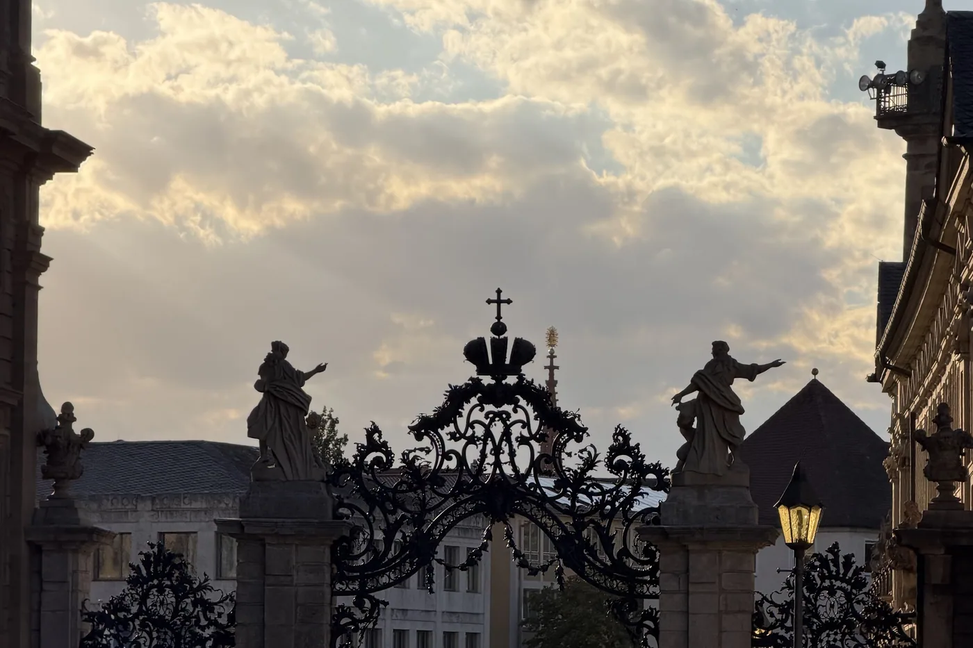 Das schmiedeeiserne Tor am Ehrenhof der Residenz Würzburg, mit Heiligenfiguren und der Krone über dem Bogen