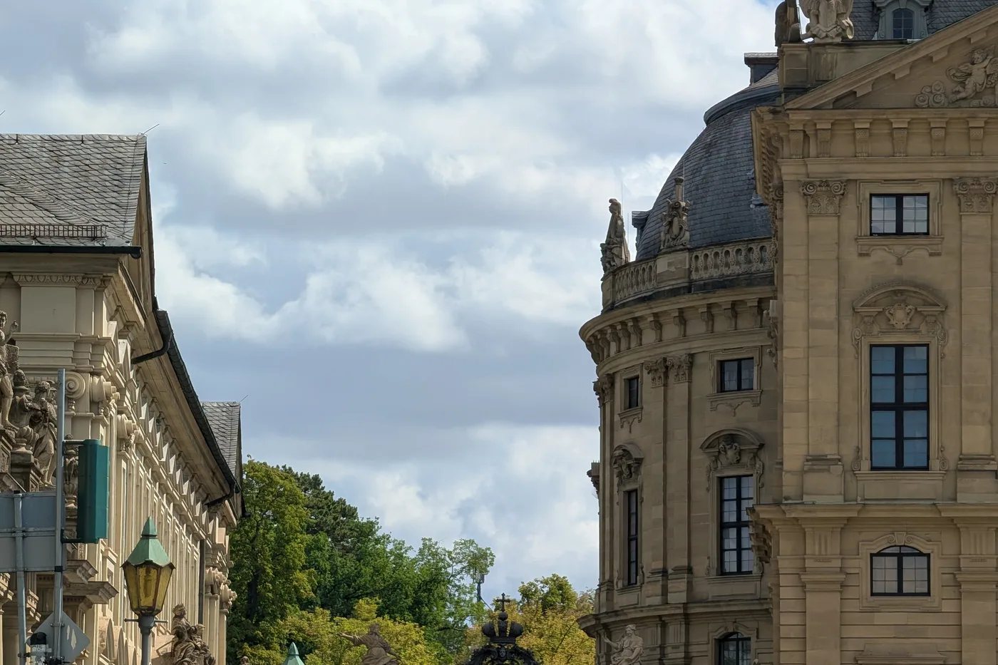 Die Residenz vom Rennweg aus, rechts der Südflügel, in der Mitte das schmiedeeiserne Tor zum Hofgarten