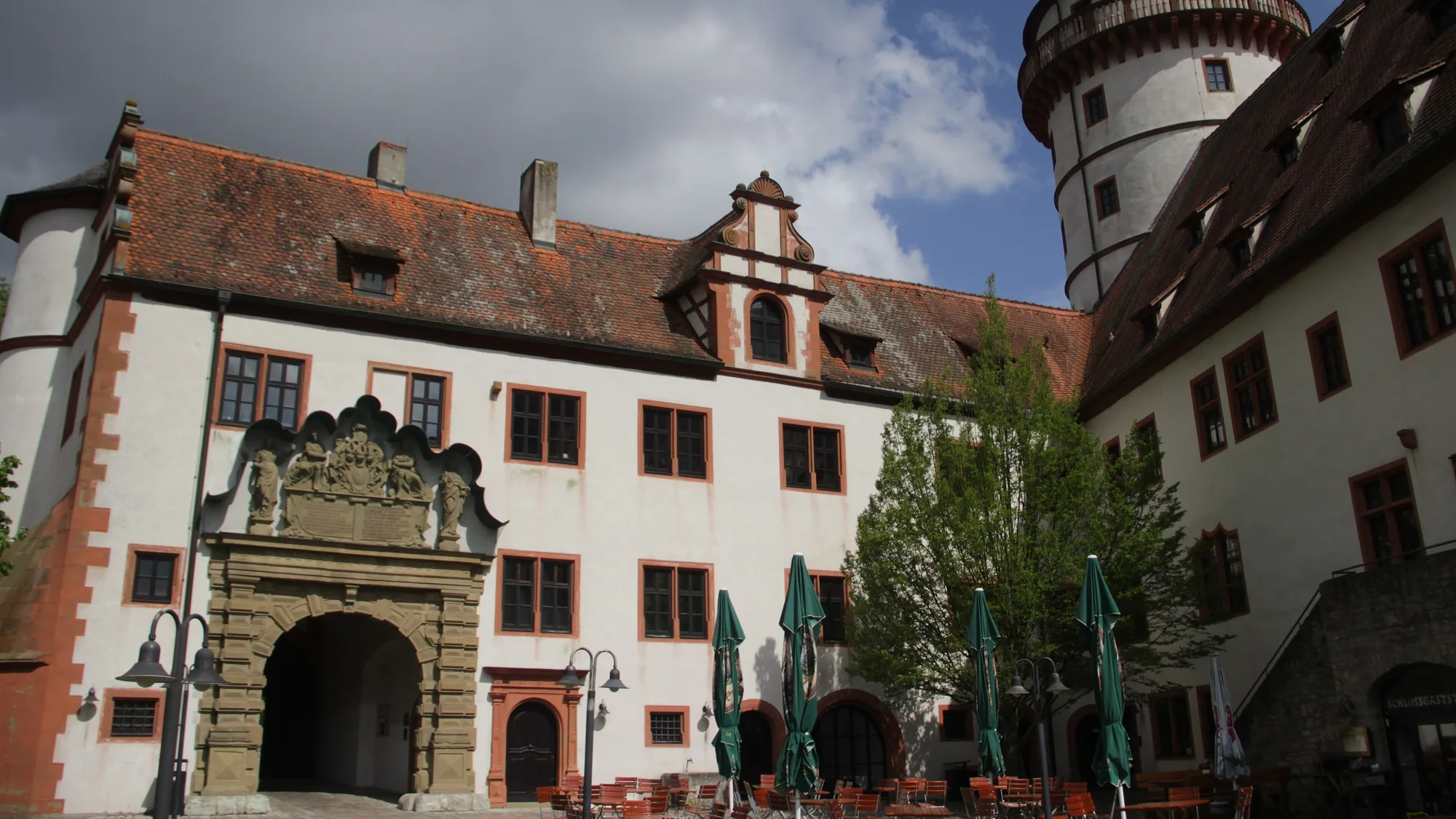 Innenhof von Schloss Grumbach in Rimpar mit Renaissanceportal und Bergfried