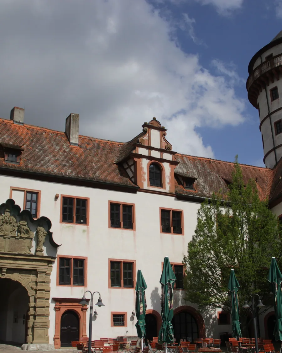 Innenhof von Schloss Grumbach in Rimpar mit Renaissanceportal und Bergfried