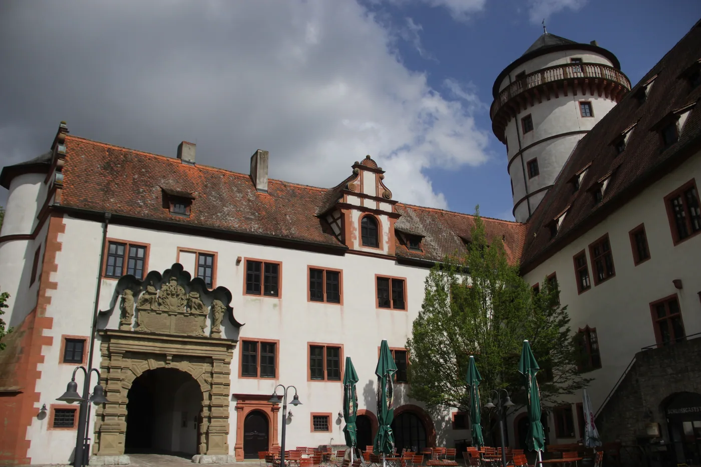 Innenhof von Schloss Grumbach in Rimpar mit Renaissanceportal und Bergfried