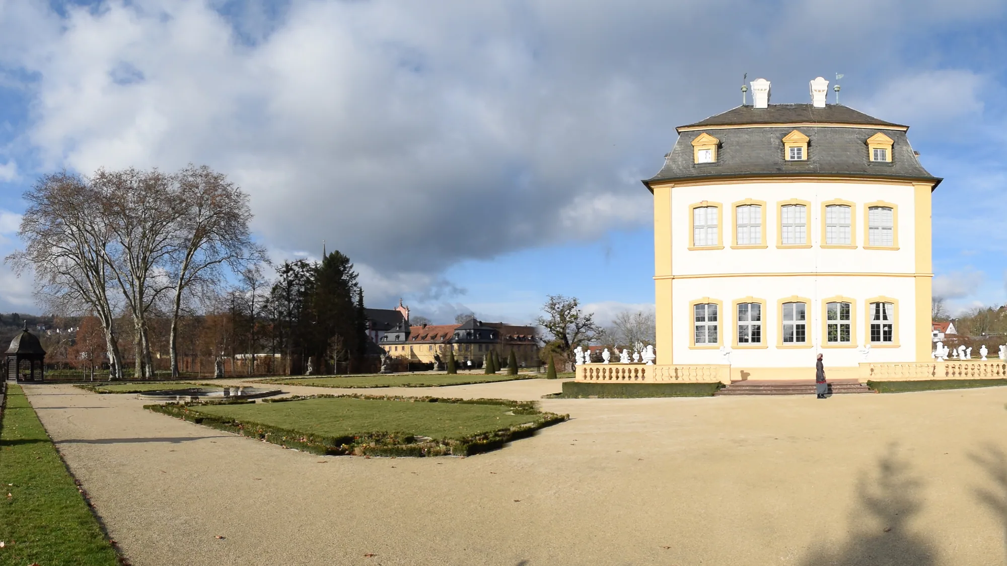 Schloss Veitshöchheim vom Hofgarten aus, davor die symmetrischen Beete
