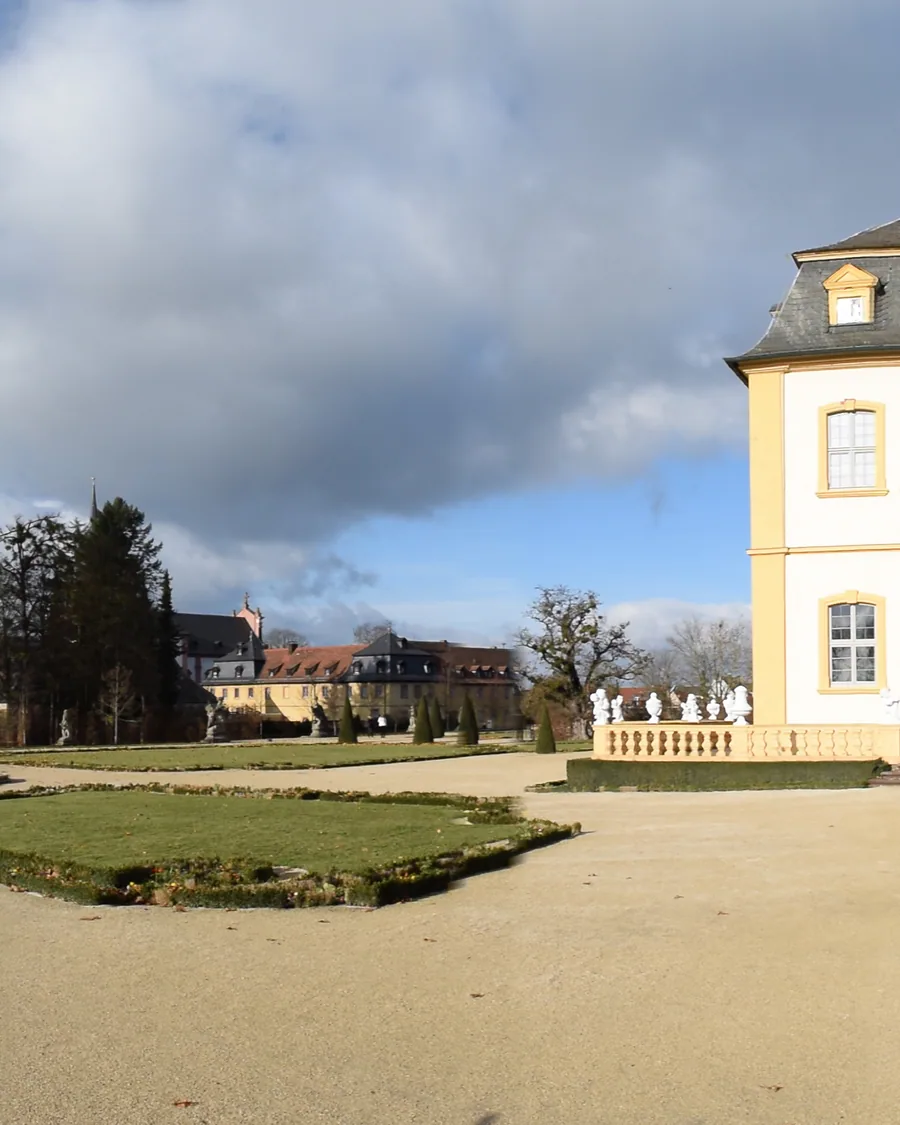 Schloss Veitshöchheim vom Hofgarten aus, davor die symmetrischen Beete