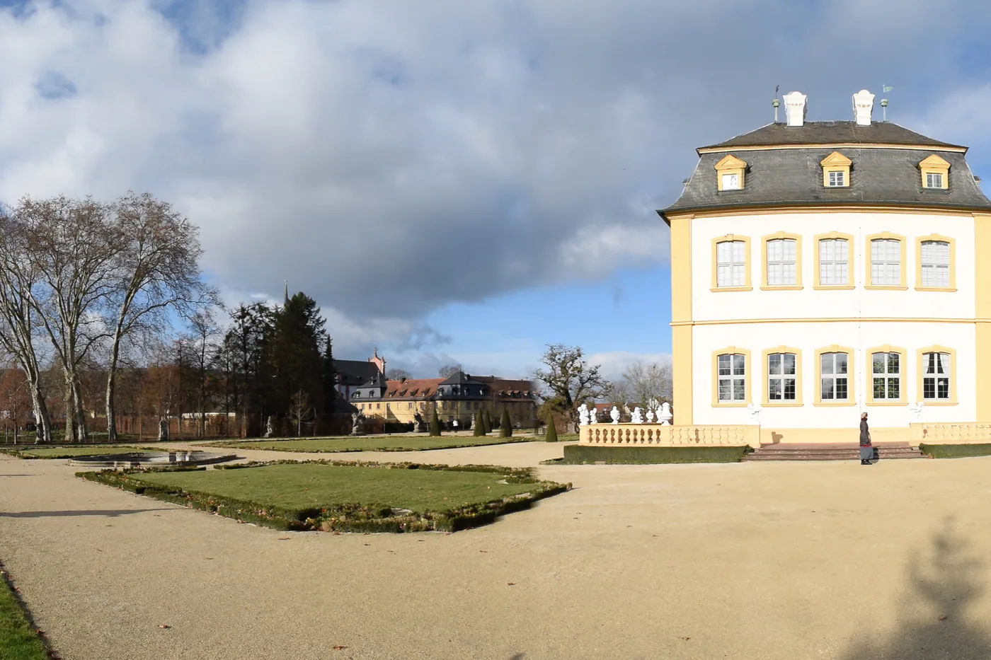 Schloss Veitshöchheim vom Hofgarten aus, davor die symmetrischen Beete