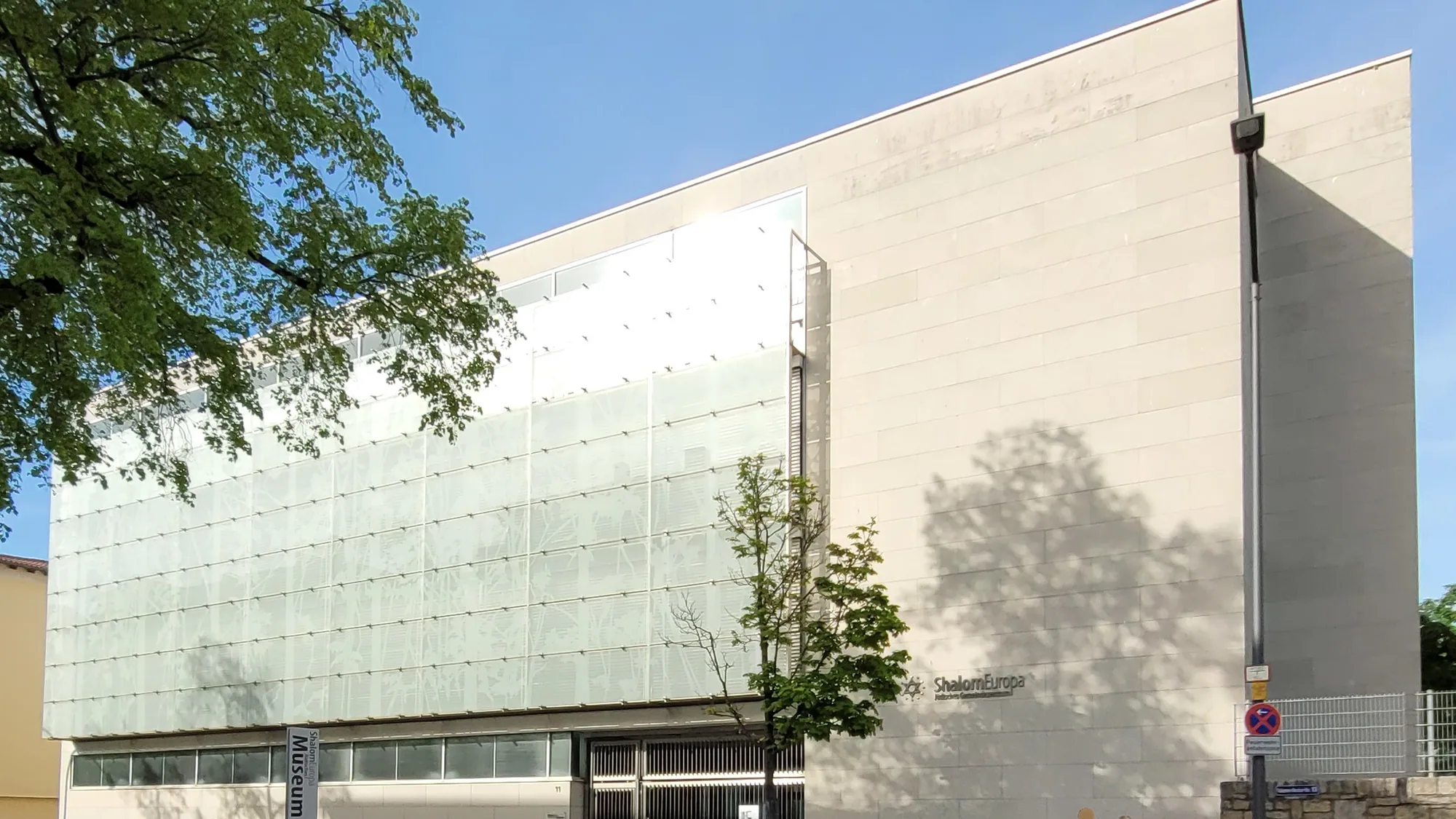 Das Gemeindezentrum Shalom Europa, ein moderner Bau aus Glas und hellem Stein