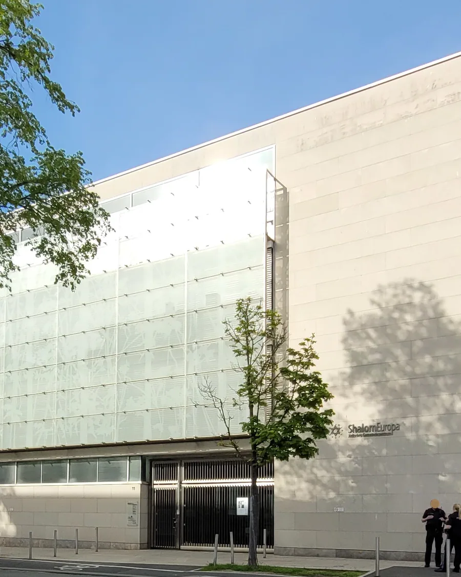 Das Gemeindezentrum Shalom Europa, ein moderner Bau aus Glas und hellem Stein