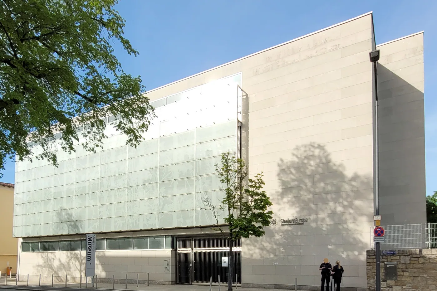 Das Gemeindezentrum Shalom Europa, ein moderner Bau aus Glas und hellem Stein