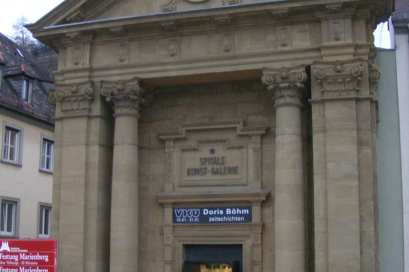 Das Spitäle am Mainufer, ein klassizistischer Bau mit Säulenportal und Uhr