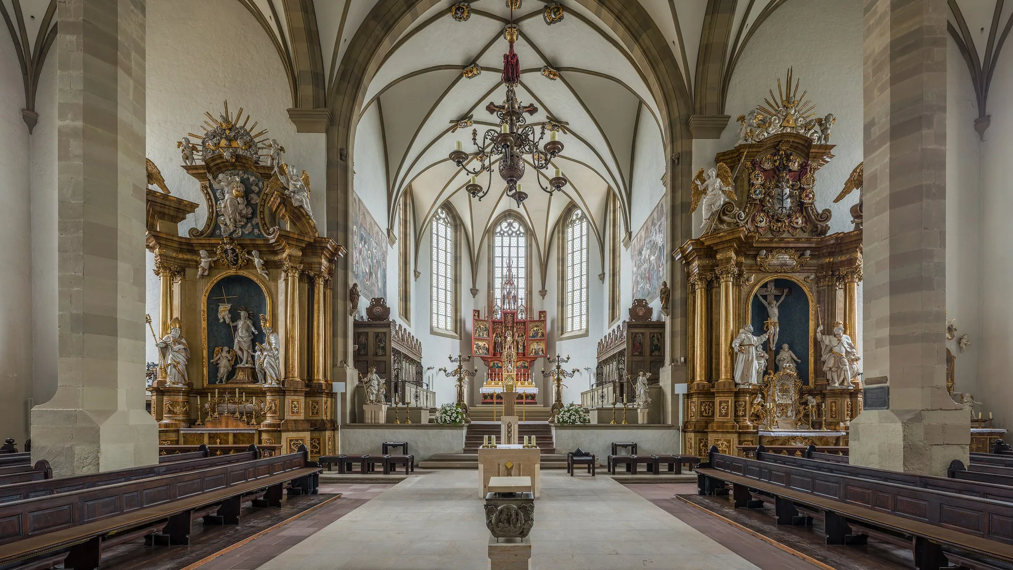 Vierung und Altar von St. Burkard, romanische Rundbögen und ein moderner Altarblock