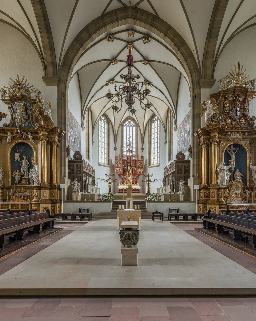 Vierung und Altar von St. Burkard, romanische Rundbögen und ein moderner Altarblock