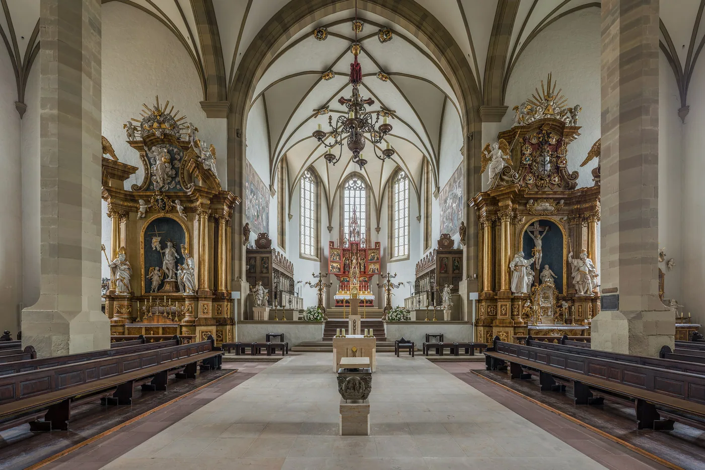 Vierung und Altar von St. Burkard, romanische Rundbögen und ein moderner Altarblock