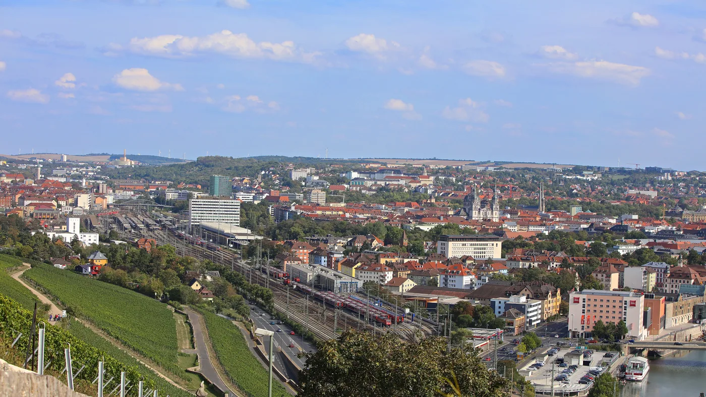 Blick vom Stein-Wein-Pfad über die Weinberge auf Würzburg und den Main