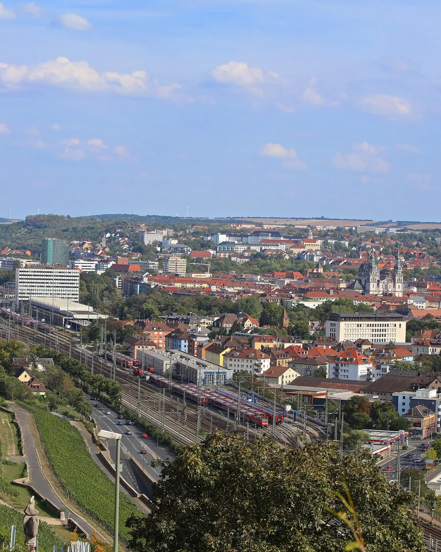 Blick vom Stein-Wein-Pfad über die Weinberge auf Würzburg und den Main