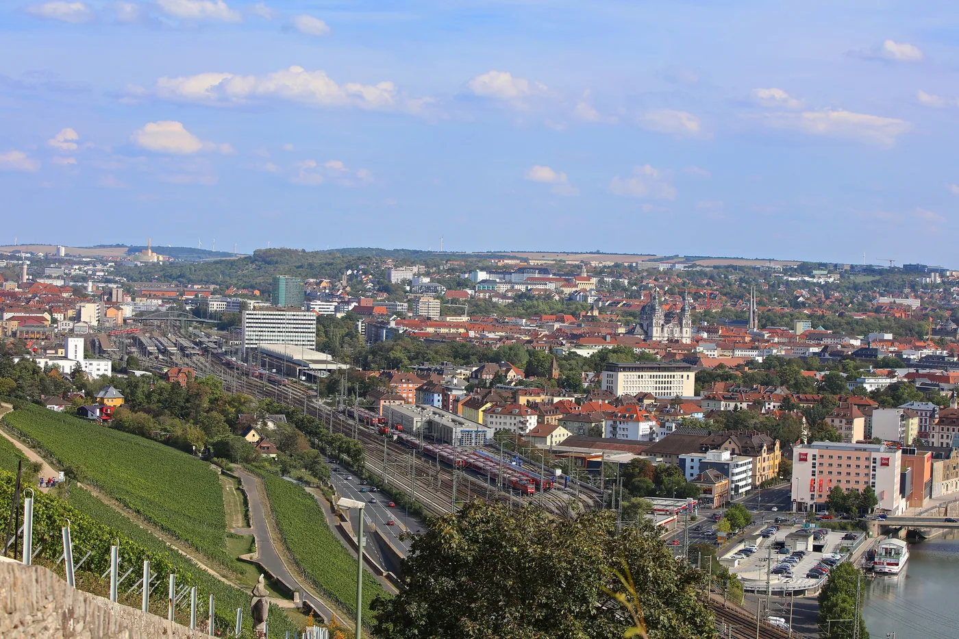 Blick vom Stein-Wein-Pfad über die Weinberge auf Würzburg und den Main