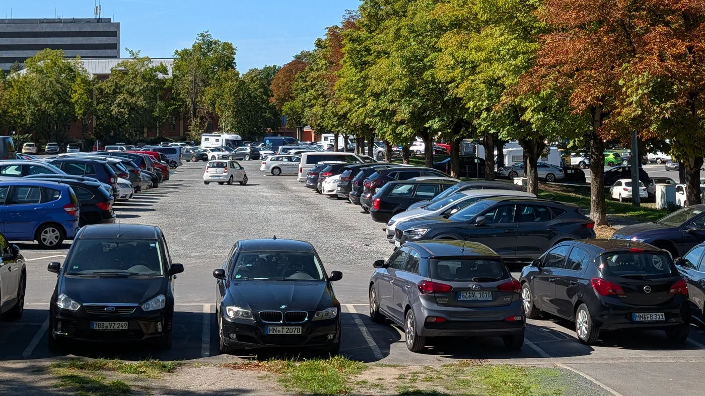 Der Parkplatz Talavera mit der Kastanienallee an der Seite, im Herbstlaub