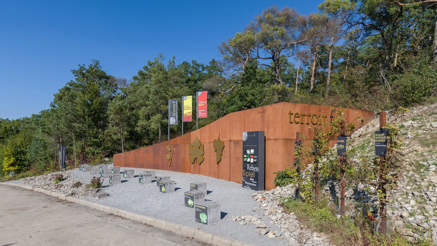 Die Anlage terroir f bei Eibelstadt, eine Wand aus Cortenstahl am Hang