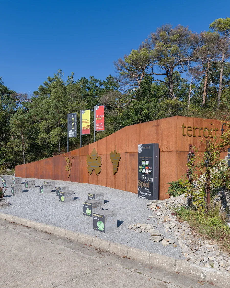 Die Anlage terroir f bei Eibelstadt, eine Wand aus Cortenstahl am Hang