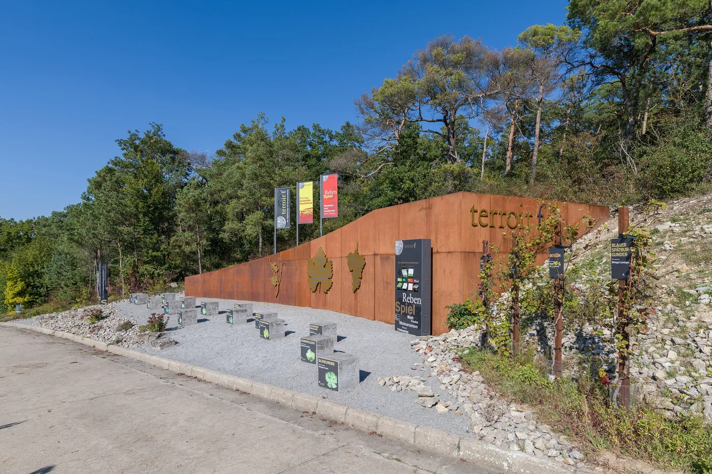 Die Anlage terroir f bei Eibelstadt, eine Wand aus Cortenstahl am Hang
