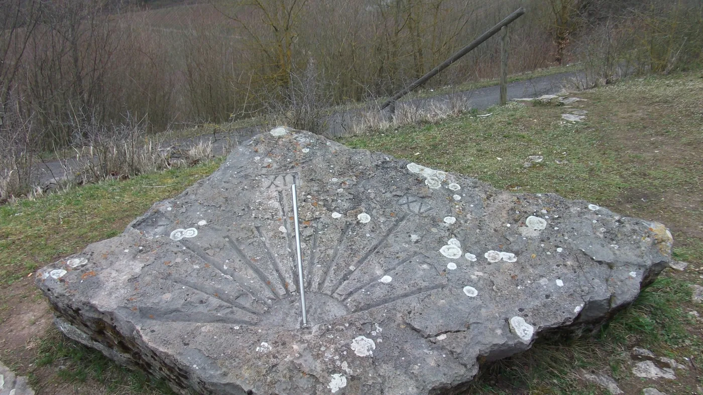 Sonnenuhr aus Stein am terroir-f-Platz bei Ipsheim
