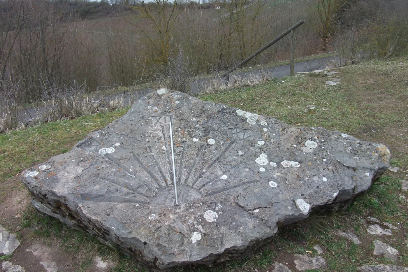 Sonnenuhr aus Stein am terroir-f-Platz bei Ipsheim