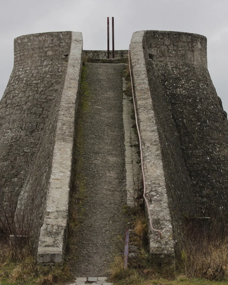 Die Aussichtsplattform terroir f über Randersacker, zwei Betonschalen im Hang