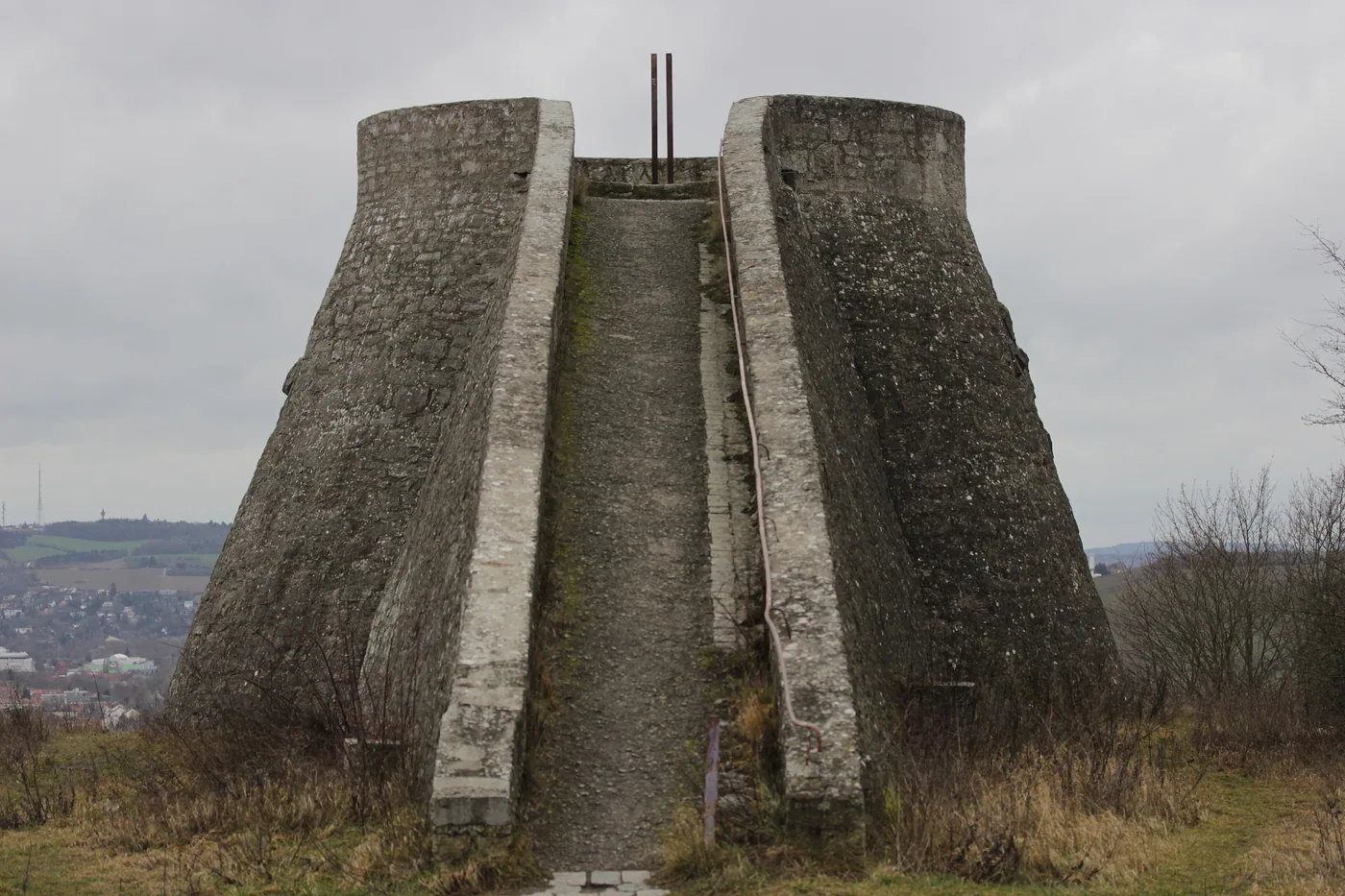 Die Aussichtsplattform terroir f über Randersacker, zwei Betonschalen im Hang