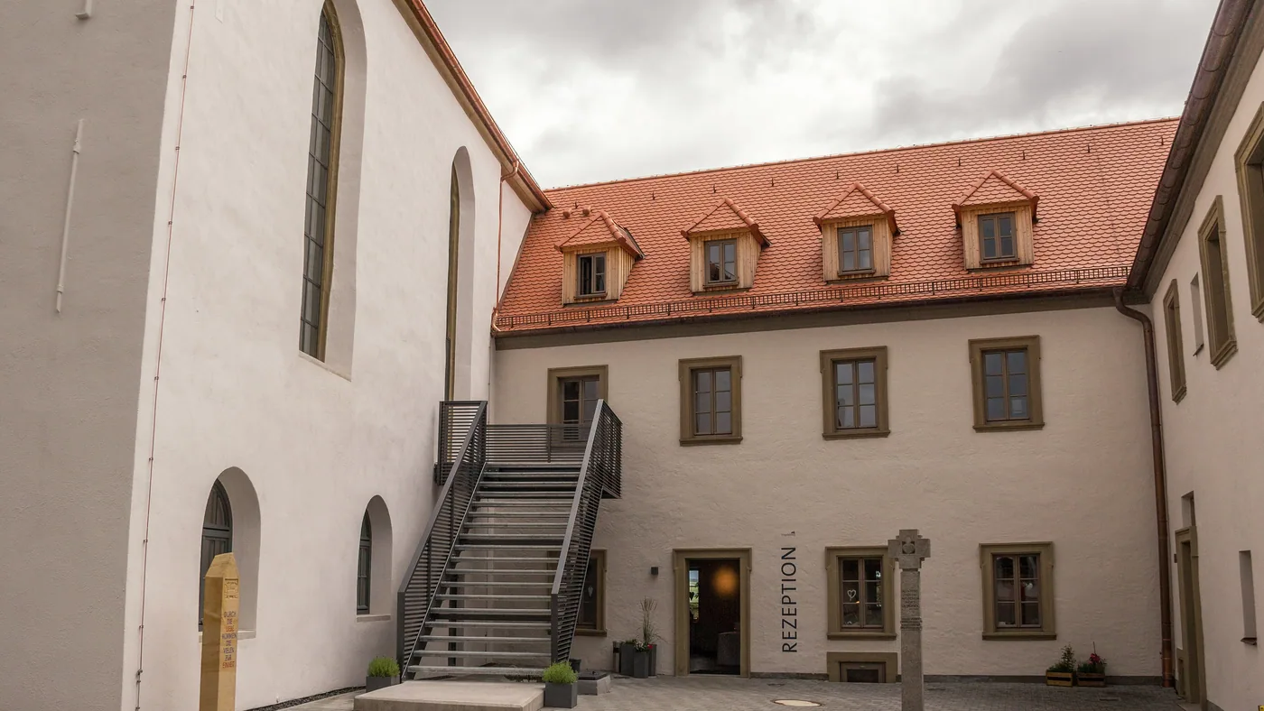 Innenhof der Vogelsburg über der Volkacher Mainschleife