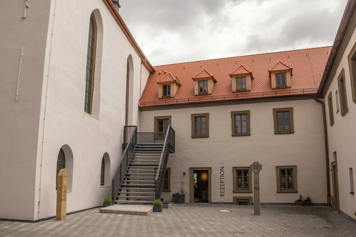 Innenhof der Vogelsburg über der Volkacher Mainschleife