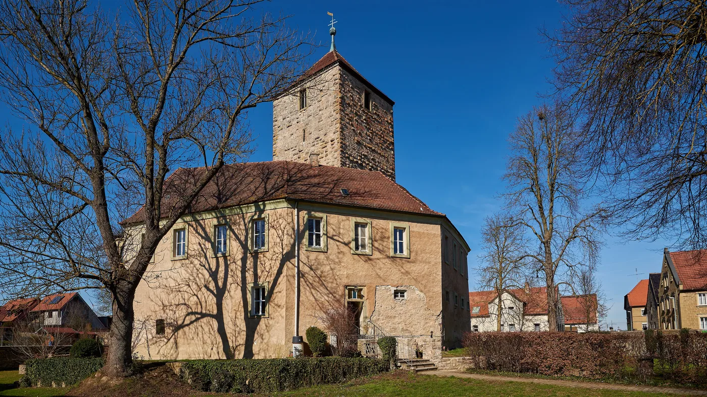 Das Wasserschloss Erlach mit seinem quadratischen Wehrturm