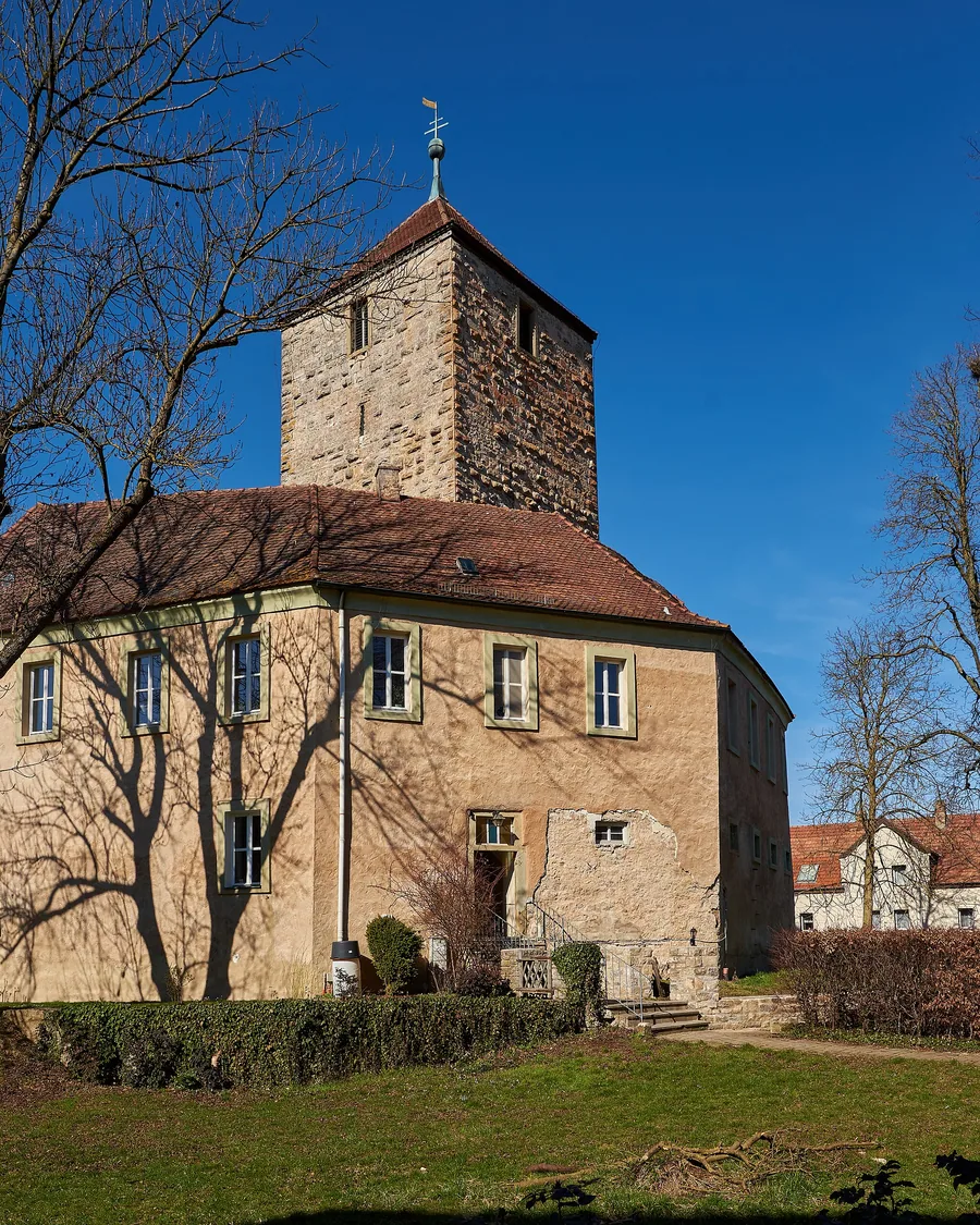 Das Wasserschloss Erlach mit seinem quadratischen Wehrturm